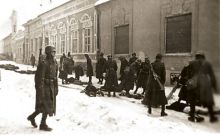 Све становнике Милетићеве улице у Новом Саду, хортијевски окупатор је побио на улици, одвезао лешеве на Штранд и бацио под лед.