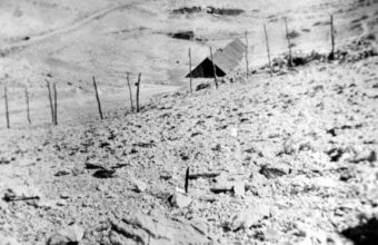 Židovski logor s barakom i malom daščarom u pozadini, lijevo vidljiva je kamena cesta koja vodi prema Baškoj Slani. Tuda su ih odvodili u smrt, prema moru ili prema Velebitu (Talij. snimak, septembar 1941).