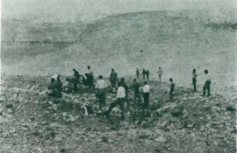 Grupa Pažana polaže vijence na prekopanim grobovima na Furnaži iznad Malina – Slana 1964. god.