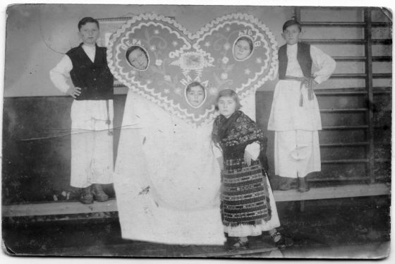 Dječija priredba povodom proslave svetog Save, školske slave, u Grubišnom Polju 40-ih godina