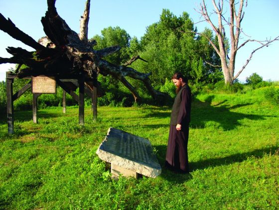 Iguman manastira Tvrdoš jeromonah Sava, na Gradini, pored ostataka Topole užasa, 2004. godine