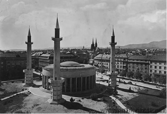 Džamija sa tri minareta u centru Zagreba, podignuta 1941. godine muslimanskim ustašama. Današnji Trg žrtvama fašizma.