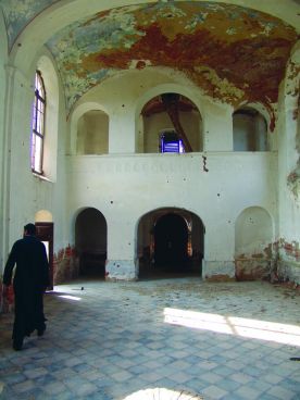 Oskrnavljena crkva Svete Petke u Velikoj Peratovici. Slikano u jesen 2009. godine