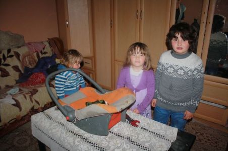 Дјевојчице Анђела (5), Бојана (4) и Тамара (2),кћерке Драгане и Драгана Тасића из села Мочваре.