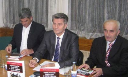 Азиз Тафро (десно) и Шемсудин Мехмедовић (у средини)