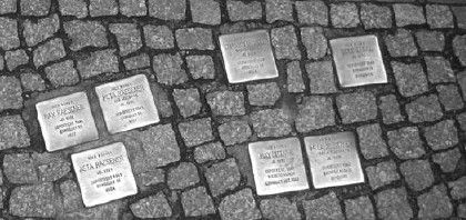 Берлин се подсетио прогнаних и убијених суграђана постављањем бронзаних коцки у тротоару испред зграда где су живели