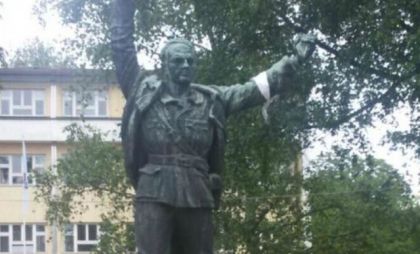 Бијела трака на споменику Младену Стојановићу