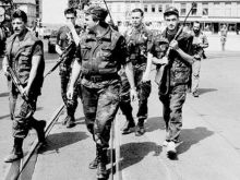 Бранимир Главаш са својим злочинцима у Сиску љета 1991.