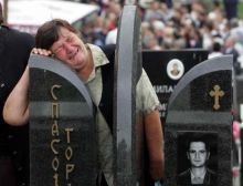 Српска мајка у Сребреници над гробом