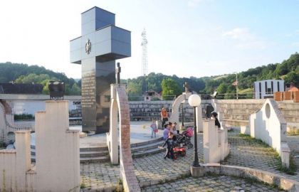 Споменик страдалим Србима у Братунцу