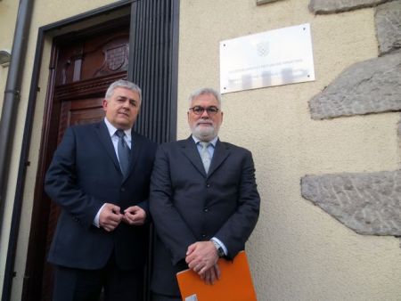 Душан Басташић и Борис Беговић испред Хрватске амбасаде у Београду