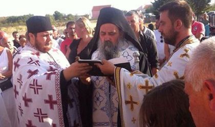 Епископ Фотије са свештеницима, Фото Вишња Клеут