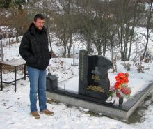 Горан Абазовић над гробом своје мајке Раде