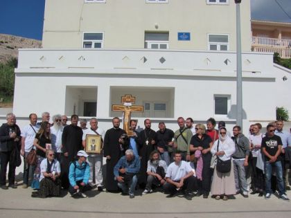 Descendants of victims in front of the school in Metajna 