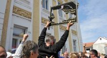 Хрвати уништавају ћириличне табле у Вуковару