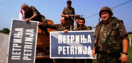 Хрватски војници улазе у Петрињу