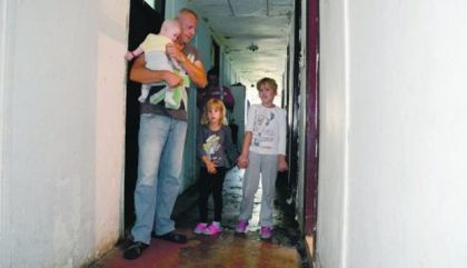 Избјеглице у колективном центру у Крњачи