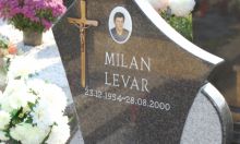 Милан Левар-споменик