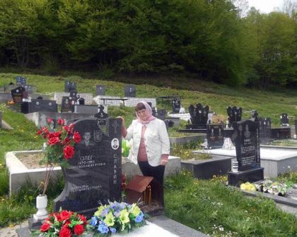 Мајка Нина Петровна поред гроба свог сина Олега у Милићима