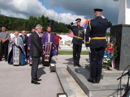Министар Миленко Савановић полаже вијенац на војничком гробљу Мали Зејтинлик на Сокоцу