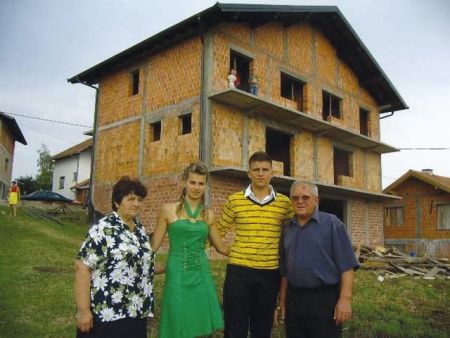Мира, Бојана, Бојан и Данко испред нове куће