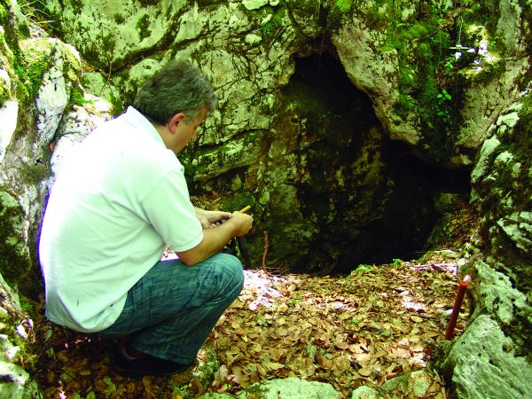 12.5.2006. Dušan Bastašić uz Šaranovu jamu na Velebitu, područje nekadašnjeg kompleksa logora Jadovno, Hrvatska