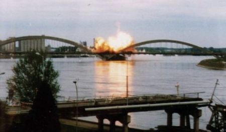 Моменат рушења Жежељевог моста у Новом Саду