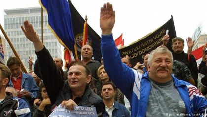 Нацистички поздрав на митингу у Загребу 2001.