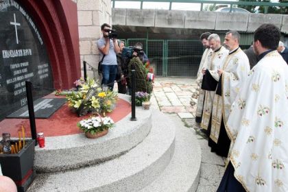 Служен парастос припадницима Младе Босне код спомен капеле у Сарајеву