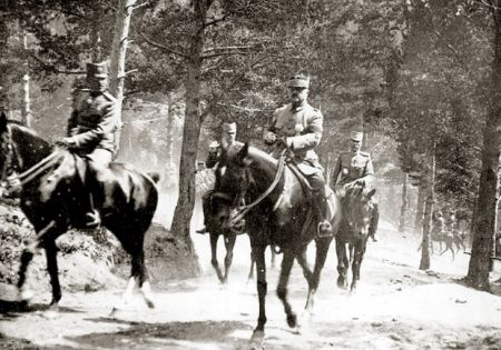 Генерал Петар Бојовић прати престолонаследника Александра Карађорђевића на Јелаку, 1918. године