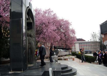 Полагање вијенаца и паљење свијећа код споменика погинулим борцима из одбрамбено-отаџбинског рата у Зворнику