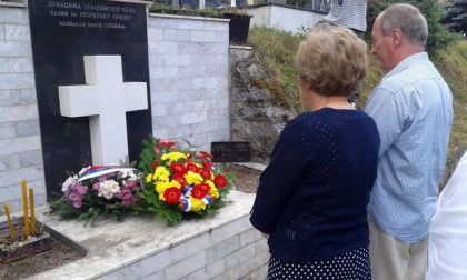 Полагање вијенаца код споменика страдалим Србима из Јабуке