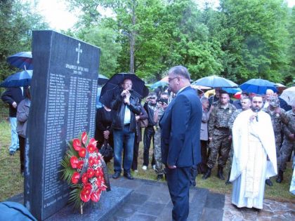 Полагање вијенаца на спомен плочу побијеним Србима у Брадини