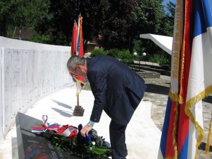 Полагање вијенаца на споменик погинулим борцима у Рибнику