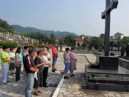 Полагање вијенаца побијеним Србима из Горњих Магашића код спомен крста на братуначком гробљу