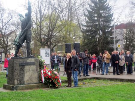 Полагање вијенаца пред спомеником Младену Стојановићу у Приједору