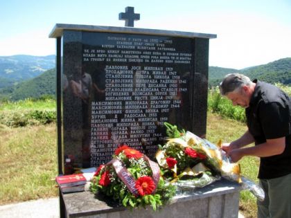 Полагање вијенаца у сребреничком селу Ратковићи