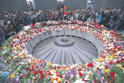Помен јерменским жртвама у Цицернакаберду у Јеревану (Фото: Ројтерс)