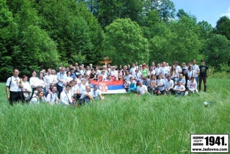 <span>Potomci i poštovaoci žrtava kompleksa logora smrti NDH, Gospić-Jadovno-Pag, na mjestu logora na planini Velebit 2014. godine</span>