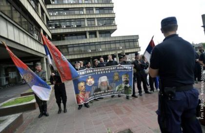 Припадници Четничког покрета испред Палате правде
