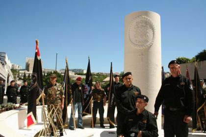 Припадници ХОС-а  поред споменика у Сплиту