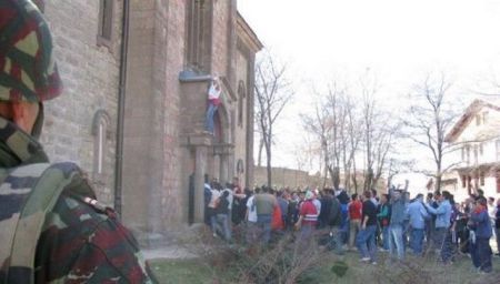 Припадници мировних снага посматрају албанске терористе како уништавају православну цркву на Косову и Метохији