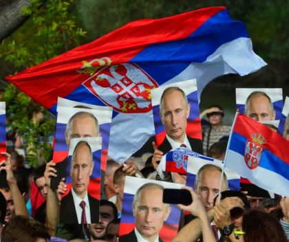 Путинове слике на војној паради у Београду