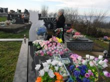 Роса Крпић на гробу свог сина Дарка