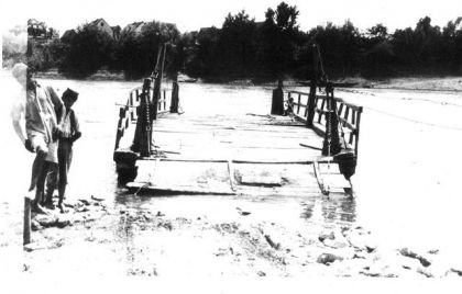 Скела за превоз логораша из Јасеновца на другу обалу ријеке Саве - у Доњу Градину на ликвидацију, јун 1945.