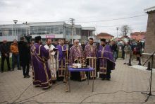 Служење парастоса испред споменика Косовским јунацима у Грачаници