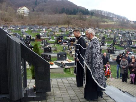 Служење парастоса пред спомеником код масовне гробнице у Мркоњић Граду