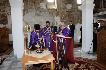 Служење парастоса у цркви Светог Николе у Приштини