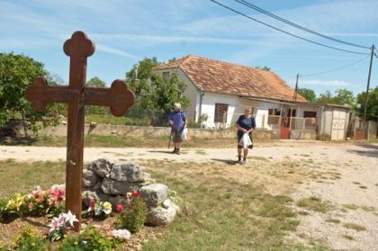 Спомен крст побијеним Србима у Вариводама