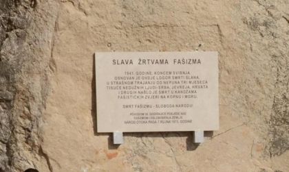 Spomen ploča na mjestu ustaškog logora u uvali Slana na otoku Pagu